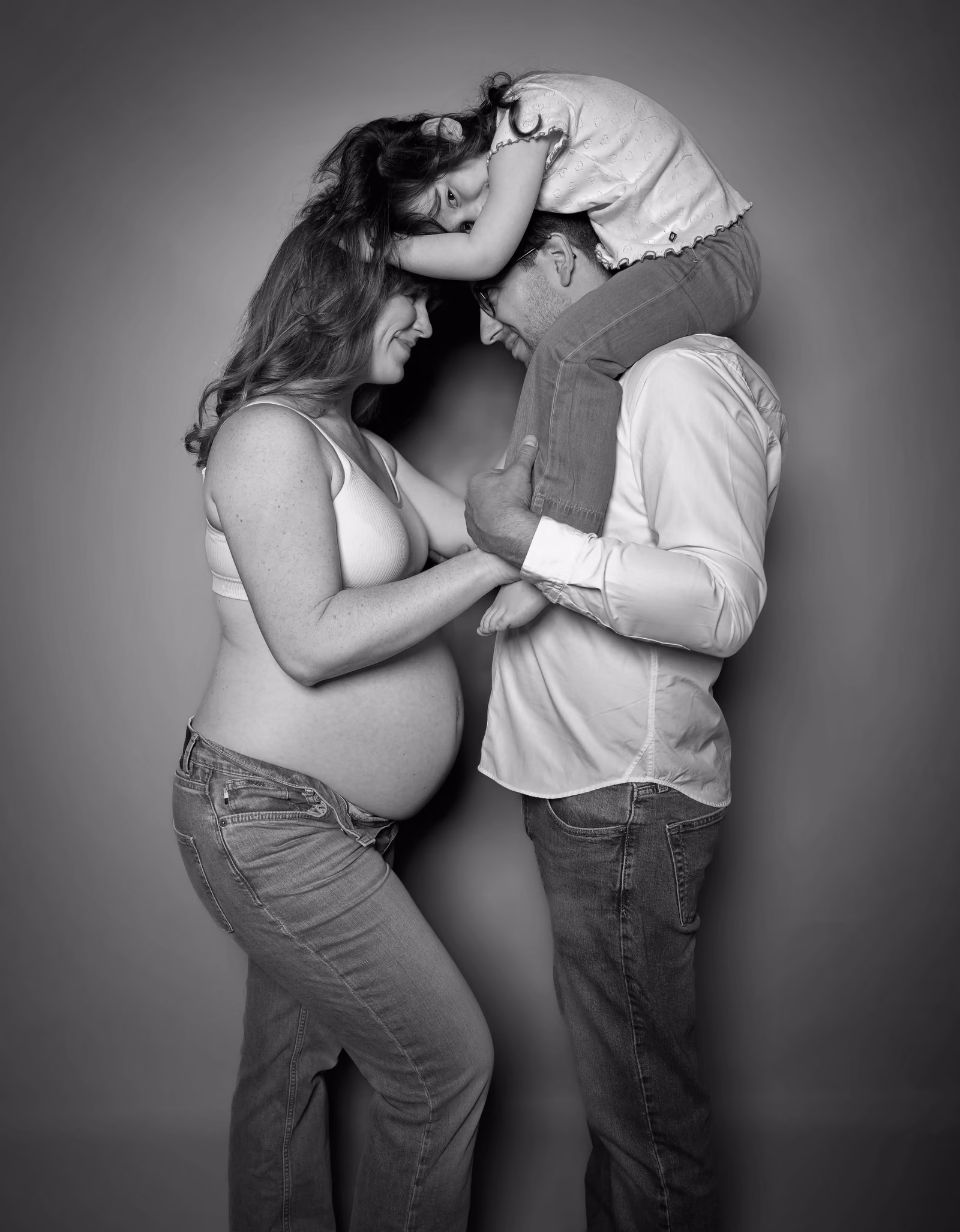 La même étreinte en noir et blanc, le couple penché l'un vers l'autre